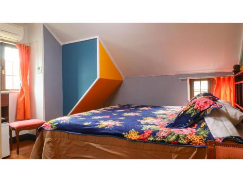 Un dormitorio con una cama con una manta de colores. en Nikko Park Lodge - Vacation STAY 15295v, en Nikko