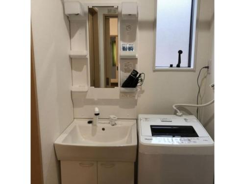 - une petite salle de bains avec évier et cuisinière dans l'établissement Sunset Village - Vacation STAY 15292v, à Onomichi