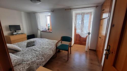 1 dormitorio con 1 cama, 1 mesa y 1 silla en Casa Indipendente Val d'Ayas - Challand Saint Anselme, en Challand Saint Anselme