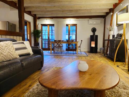 ein Wohnzimmer mit einem Sofa und einem Couchtisch in der Unterkunft La Maison Rouge Au coeur de la ville. in Riquewihr