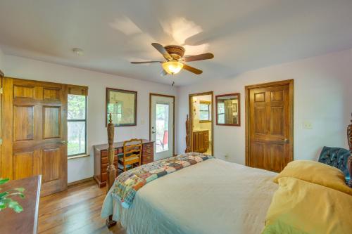 1 dormitorio con 1 cama y ventilador de techo en Wills Point Vacation Rental on 10 Acres of Land! en Canton