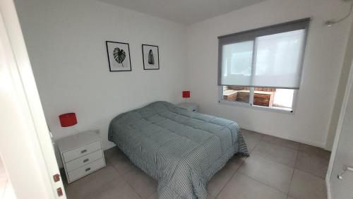 1 dormitorio con cama y ventana en Hermoso departamento para disfrutar en familia en Buenos Aires