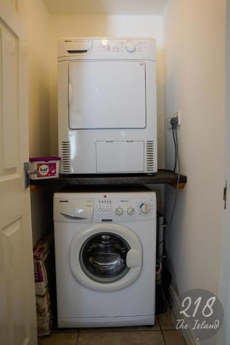 a microwave sitting on top of a washing machine at The Cabin, Glan Gwna in Caernarfon