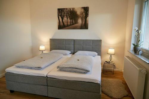 1 dormitorio con 1 cama con 2 almohadas en Gästesuite am Lindenhof, en Bruchhausen
