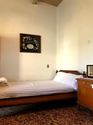 a bedroom with a bed and a picture on the wall at Villa Elli in Taxiárkhai