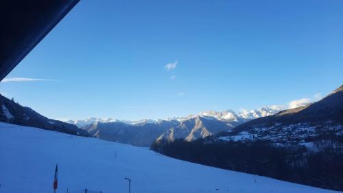 En generel udsigt til bjerge eller udsigt til bjerge taget fra feriehuset