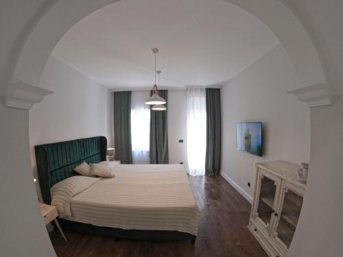 una camera con un grande letto con testiera verde di Bikini Vintage House a Brela