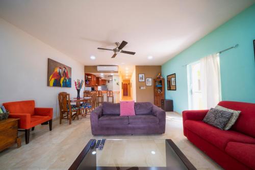 Sala de estar con 2 sofás y mesa en Condo Rana Loca - Only 5 Min Walk to Beach - At, Playacar, Chac Ha Condos, en Playa del Carmen