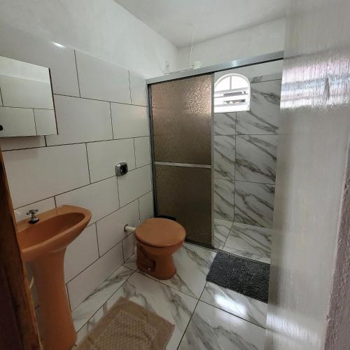 a bathroom with a shower and a toilet and a sink at Casa Montanhas do Caparaó in Caparaó Velho