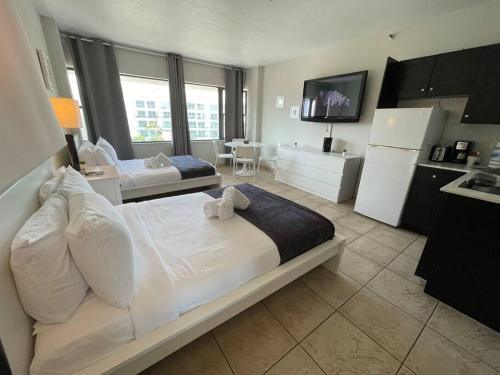 Cette chambre d'hôtel dispose de 2 lits et d'une cuisine. dans l'établissement Charming Studio City View!, à Miami Beach