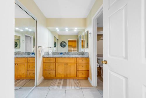 a bathroom with two sinks and a large mirror at Maui Eldorado E106 in Kahana