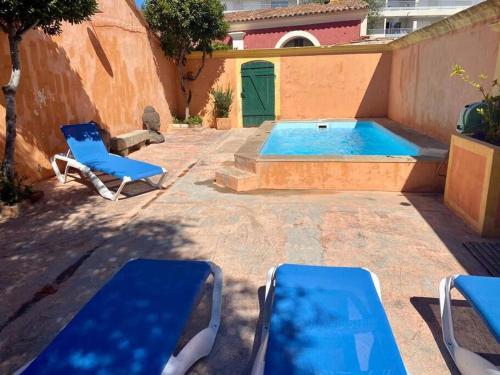 卡爾維的住宿－Villa ANTONIA，一个带2把躺椅的游泳池和一个游泳池