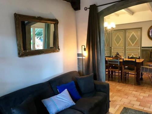- un salon avec un canapé et une salle à manger dans l'établissement Villa ANTONIA, à Calvi