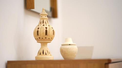 two vases sitting on top of a wooden table at Loiacono Apartments 2 in Caria