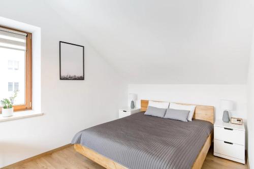 מיטה או מיטות בחדר ב-NEO UNIQUE & BRIGHT Apartments, FREE PARKING, 15min Old Town & Kazimierz - by Homelike Krakow