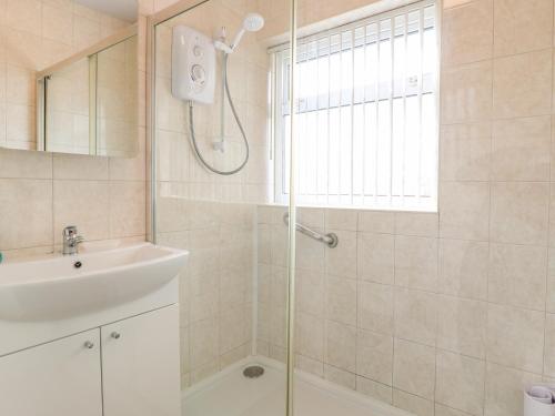 a bathroom with a shower and a sink at The Old Grocery in Hollingwood