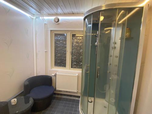 a bathroom with a shower and a toilet and a window at Sjöutsikt, Röd trästuga med traditionellt yttre Skandinavisk, modernt inre och alla bekvämligheter, Sol hela dagen på stora altanen, Tryggt, Vinterbonat, Fiske, Båt in Skinnskatteberg
