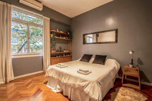 1 dormitorio con cama y ventana grande en Fliphaus Junin 1600 - 2 Bd Recoleta Mall en Buenos Aires