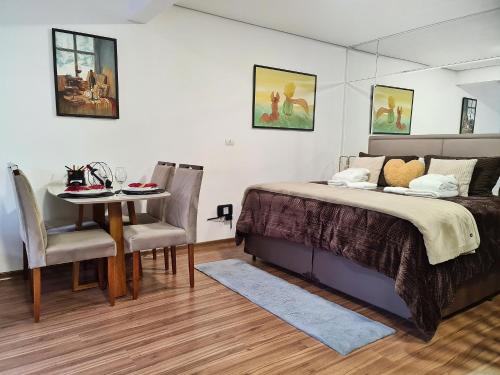 Ένα ή περισσότερα κρεβάτια σε δωμάτιο στο Loft Cama King 3 min do centrinho