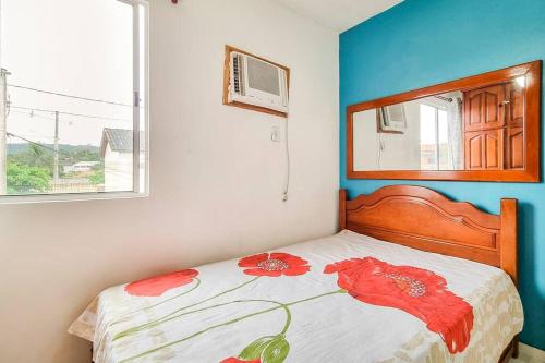 una camera da letto con un letto fiorito di Cantinho da Alegria a Rio de Janeiro