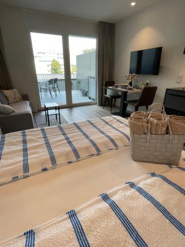 een hotelkamer met een bed en een woonkamer bij Stunning Wörthersee Holiday Home in Sekull