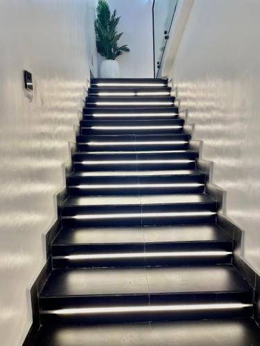 Galería fotográfica de Morak homes - Smart luxury 4-bed with private swimming pool, PS5, snooker, mini gym in reserved secured estate en Abuja