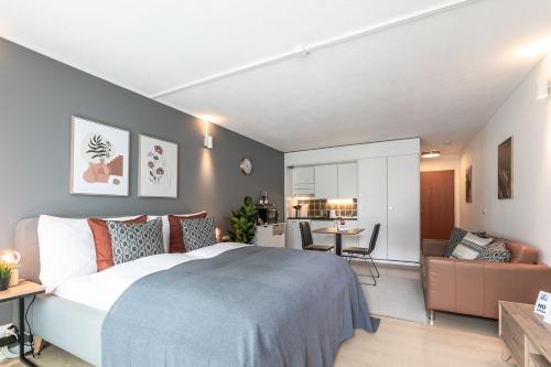 エンゲルベルクにあるSpirit Apartments - Studio #3 - Balkon - Parkplatzのベッドルーム1室(ベッド1台付)、リビングルームが備わります。