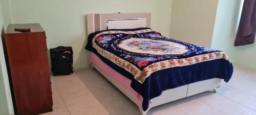 Una cama con edredón en una habitación en Sinope, en Gokceada Town