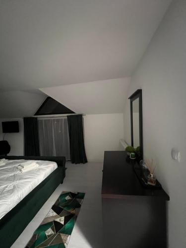 ein Schlafzimmer mit einem Bett und einem Tisch darin in der Unterkunft Apartamente 9 in Baile Felix