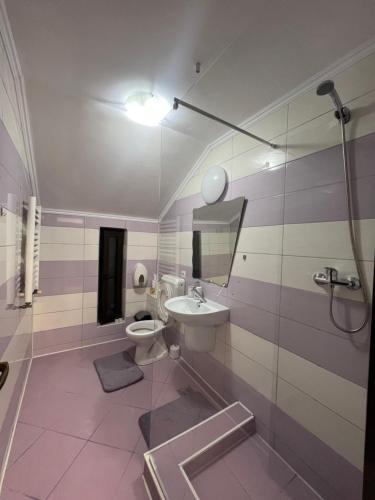 Apartamente 9 في بايلي فيليكس: حمام مع حوض ومرآة