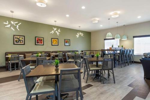 a dining room with tables and chairs in a restaurant at Best Western Plus Duncanville Dallas in Duncanville