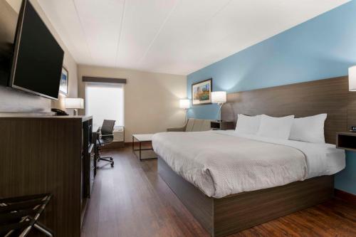 ein Hotelzimmer mit einem Bett und einem Flachbild-TV in der Unterkunft Best Western Plus South Holland Chicago Southland in South Holland
