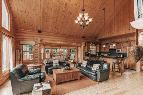 Posezení v ubytování 5-Bedroom Getaway with Sauna, BBQ, and Game Room