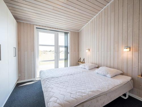 um quarto com uma grande cama branca e uma janela em Holiday home Tarm XL em Tarm