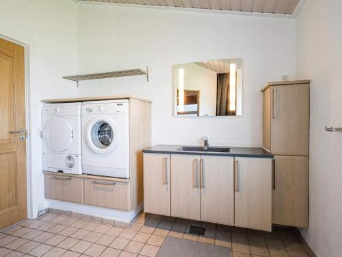 uma cozinha com uma máquina de lavar roupa e um lavatório em Holiday home Tarm XL em Tarm