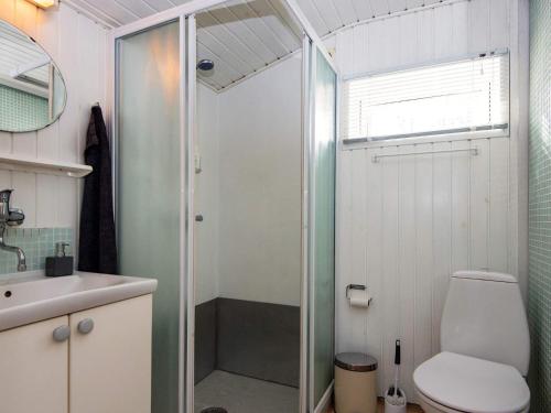 Koupelna v ubytování Holiday home Knebel LXI