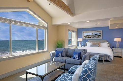 1 dormitorio con cama y ventana grande en Cypress Inn on Miramar Beach, en Half Moon Bay