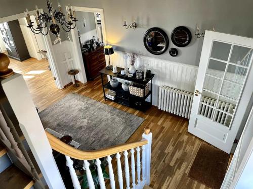 una habitación con escalera y una sala de estar con vistas panorámicas en The Foreman house - an authentic town center Villa, en Húsavík