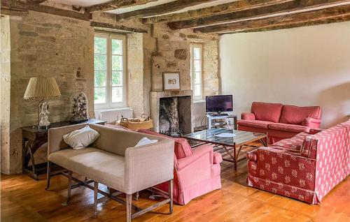 un salon avec des meubles rouges et une cheminée dans l'établissement 5 Bedroom Gorgeous Home In Sarrazac, à Sarrazac