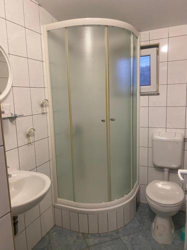 uma casa de banho com um chuveiro, um WC e um lavatório. em Maća i Ante Pavlović em Medjugorje