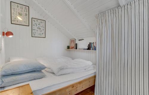 Un pat sau paturi într-o cameră la Beautiful Home In Sams With Kitchen