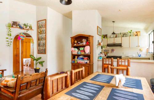- une cuisine et une salle à manger avec une table et des chaises dans l'établissement habitación fondo de bikini en casa compartida, à El Pueblito