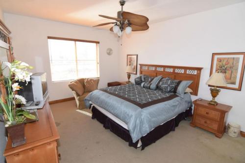 um quarto com uma cama e uma ventoinha de tecto em El Dorado Ranch Vacation Rental Condo 25-1 Free Golf pass em San Felipe