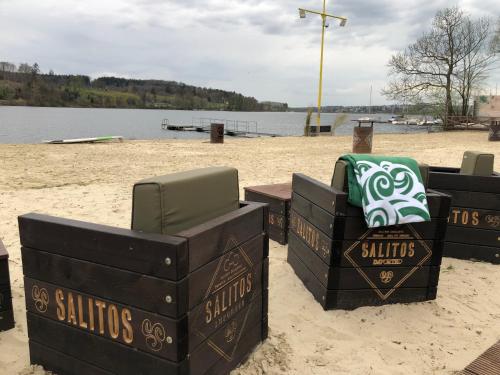 two sets of chairs sitting in the sand on a beach at Ferienwohnung Körbecke am Möhnesee in Möhnesee
