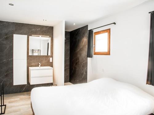 a bedroom with a white bed and a sink at Lac Bleu 40 in Lacapelle-Marival