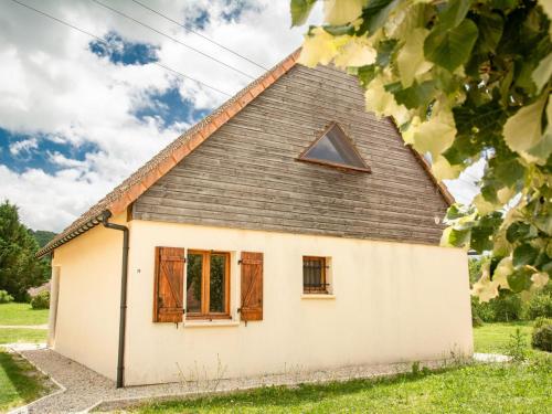 a small white house with a gambrel roof at Lac Bleu 39 en 40 combi in Lacapelle-Marival