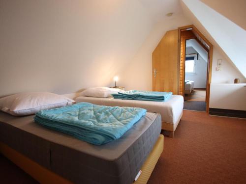 sypialnia z 2 łóżkami i lustrem w obiekcie Thatched roof house in Pogreß with a large plot 