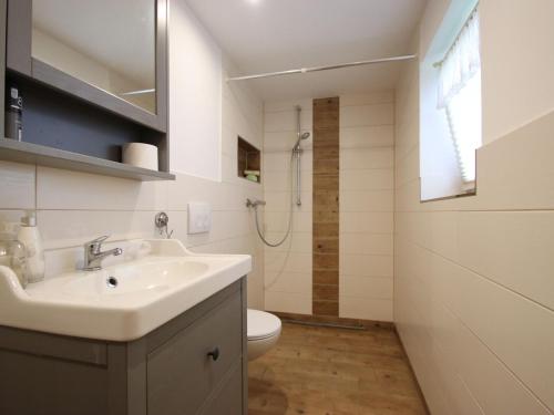 łazienka z umywalką i toaletą w obiekcie Thatched roof house in Pogreß with a large plot 