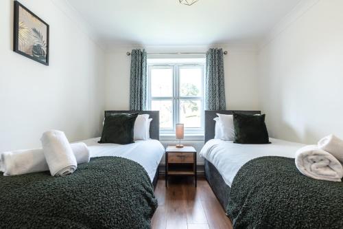 Beryl - 2 Bedroom Flat with Parking tesisinde bir odada yatak veya yataklar