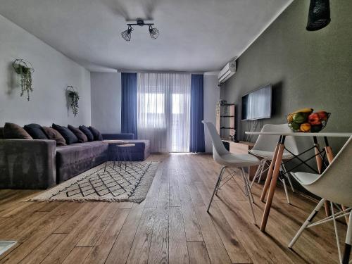 un soggiorno con divano e tavolo di Hostel S a Novi Sad